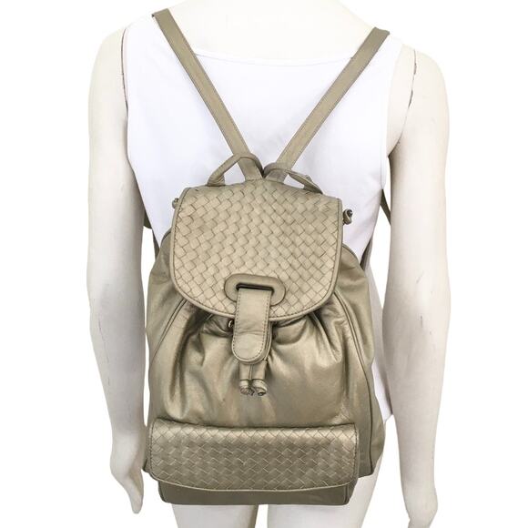 VTG ASPECTS Faux Leather Bucket Bag Backpack in Metallic Gold main image 9